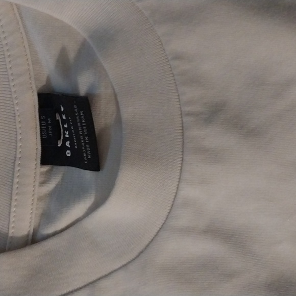 Nwt Oakley gold tshirt size medium - Picture 2 of 3